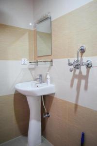 博卡拉Subedi Apartment的浴室设有水槽和墙上的镜子
