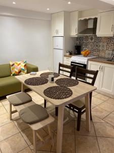 加拉希德松西罗拉卡斯旅馆的一间带桌椅的厨房和一间带沙发的厨房