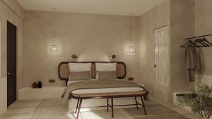 易莫洛林Meroviglia Boutique Hotel的一间卧室配有一张带两个枕头的床