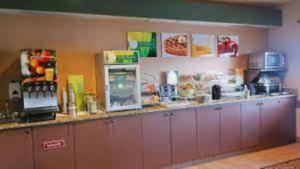 拉夫兰拉夫兰品质套房酒店的厨房配有带冰箱的柜台和柜台。