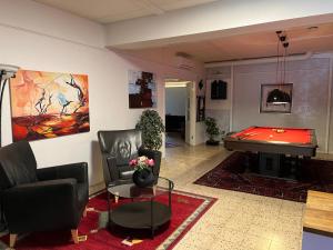 Munka-LjungbyBjörnlokan B&B的客厅设有台球桌和乒乓球桌