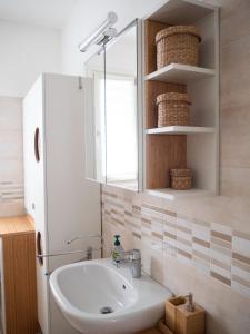 米兰SKYLINE MILANO Fiera的一间带水槽和镜子的浴室