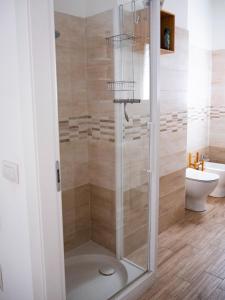 米兰SKYLINE MILANO Fiera的浴室里设有玻璃门淋浴