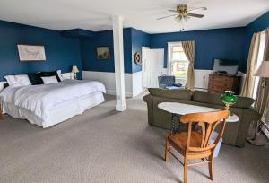 GeorgetownThe Georgetown Inn的卧室拥有蓝色的墙壁,配有一张床和一张沙发