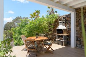 ConilCasa Sur的一个带桌椅和搅拌机的庭院