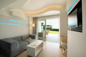 巴利恩Mitsis Bali Paradise Hotel的带沙发和电视的客厅
