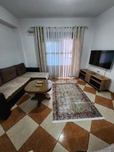 乌尔齐尼Apartments Ishmi in center of Ulcinj的带沙发和咖啡桌的客厅