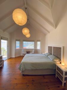 豪特湾Villa Amanzi的一间卧室配有两盏灯、一张床和一张桌子。