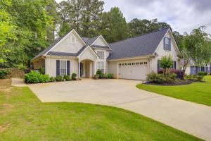 费耶特维尔Fayetteville Retreat with Hot Tub and Fenced Yard的白色房子,有车道