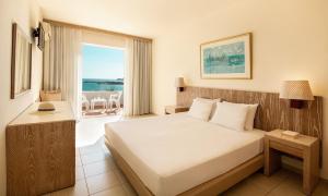 巴利恩Mitsis Bali Paradise Hotel的酒店客房设有一张床和一个阳台。