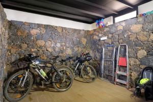 ConilCasa Sur的停在石墙边的一群自行车