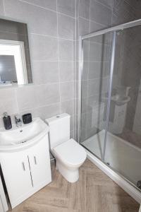 哈特尔普尔Church Street Apartments的浴室配有卫生间、淋浴和盥洗盆。