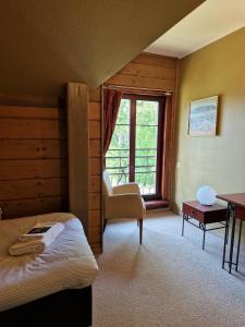 利加特内Green bear的卧室配有床、椅子和窗户。