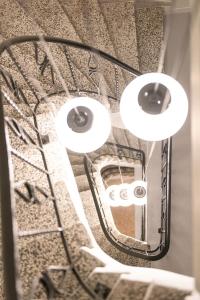 塞萨洛尼基MeYia studios的墙上的镜子,上面有灯