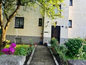 格赖因Pension DonauBlick Grein 1 , Spitzfeldstr 1的前方有门和鲜花的建筑