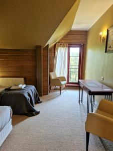 利加特内Green bear的一间卧室配有一张床、一张桌子和一个窗户。