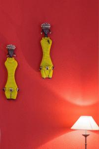 圣坎迪朵Zenana Boutique Hotel的墙上有两面黄色装饰的红色墙