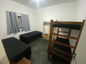 坎皮纳斯Casa 2 dorm, otima localizacao, Wi-Fi, Gar, pet的客房设有两张双层床和梯子