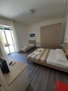 阿尔盖罗La Llua Alghero的一间卧室配有一张大床和一台电视。
