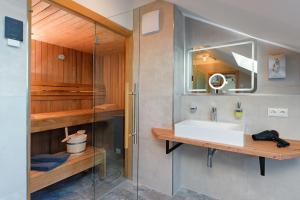 卡罗利嫩西尔施卢伊斯特公园酒店的一间带水槽和镜子的浴室