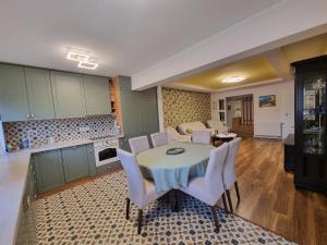 圣格奥尔基Bougainvillea Apartman的厨房以及带桌椅的起居室。