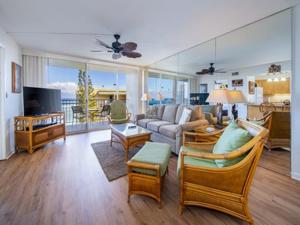 拉海纳Royal Kahana Maui by OUTRIGGER的客厅配有沙发和桌子