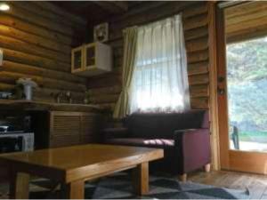 轻井泽Karuizawa Sunny Village - Vacation STAY 57947v的带沙发、桌子和窗户的客厅