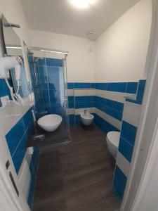 阿尔盖罗La Llua Alghero的蓝色和白色的浴室设有2个卫生间和淋浴
