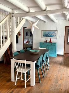 赫曼努斯Tranquility的一间带木桌和椅子的用餐室
