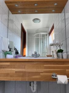 阿克雷里Engimyri Lodge的一间带水槽和大镜子的浴室