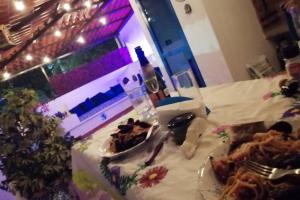 墨西哥城Ursus, Mi casita en México的一张桌子,上面放着一盘食物和一瓶葡萄酒