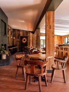 HillsdaleLittle Cat Lodge的餐厅设有木桌和木椅