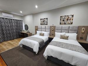 德班Luxe Musgrave Boutique Hotel的酒店客房 - 带两张床和 ⁇ 香