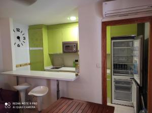 马萨龙港URBANIZACION PUEBLO SALADO BEACH的厨房配有绿色橱柜和白色台面