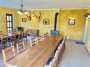 耶什赫维采Pension Hofberg的用餐室配有长木桌子和椅子
