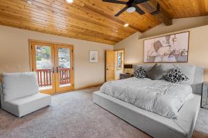 大熊湖Boulder Bay Chalet Lakefront - Elegantly decorated with Hot Tub and Game Room!的一间卧室设有一张床和木制天花板