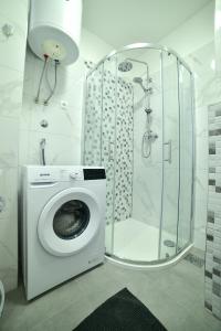 斯普利特New and modern apartment BaRoNi的带淋浴的浴室内的洗衣机