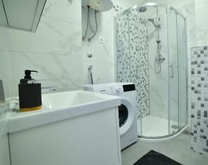斯普利特New and modern apartment BaRoNi的一间带洗衣机和洗衣机的浴室
