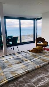 柯科迪Luxury beach front rooms- PMA的海景客房内的一张大床