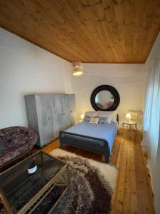 VasilikíLoft for travellers的一间卧室配有一张床、一张沙发和一张桌子