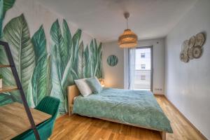 安纳马斯COSY FLAT direct access Genève-Airport-Palexpo的一间卧室配有一张床和一张木叶壁画