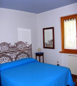 圣马力诺拉卡萨博斯基住宿加早餐旅馆的一间卧室配有蓝色的床和镜子