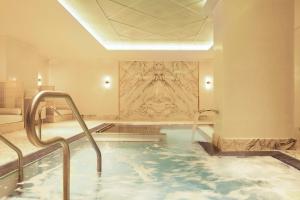 纽约Hotel Barrière Fouquet's New York的热水浴缸,位于酒店房间,