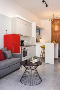斯巴达Theo's Cozy Apartment near Athens airport的厨房以及带沙发和桌子的客厅。
