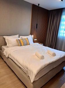布拉索夫JAD - Luxury - 3 Room Apartments - Urban Plaza的一张带两个枕头的大白色床