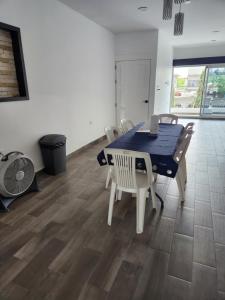 Cunduacánhabitaciones disponibles con baño privado zona centro的一间配备有蓝桌和白色椅子的用餐室