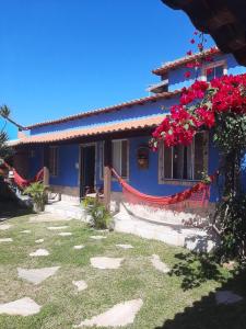 布希奥斯Casa Azul-Paraíso em Búzios的前面有红旗的蓝色房子
