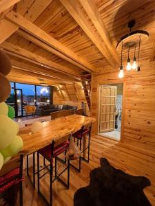 里泽Günışığı Bungalov的木制用餐室设有一张大木桌