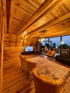 里泽Günışığı Bungalov的大型木制客房设有带家具的客厅。