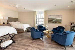 米西索加格瑞酒店的酒店客房,配有两张床和蓝色椅子